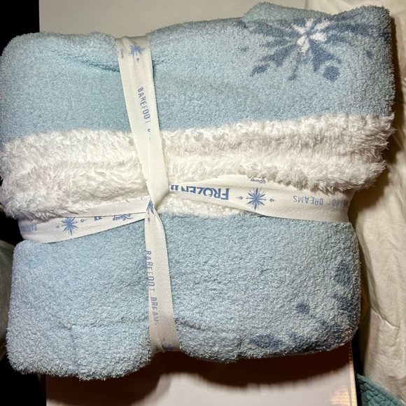 Barefoot Dreams cozy Disney Frozen Hooded Robe. Large. NWT. - Picture 5 of 5